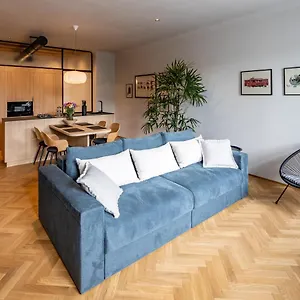 https://onlviv-apartments-rynok-square-18-2.hotelslviv.net
